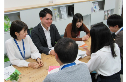 堅苦しい会議というより、ざっくばらんに意見を出し合いながら、より良いものを目指しています。