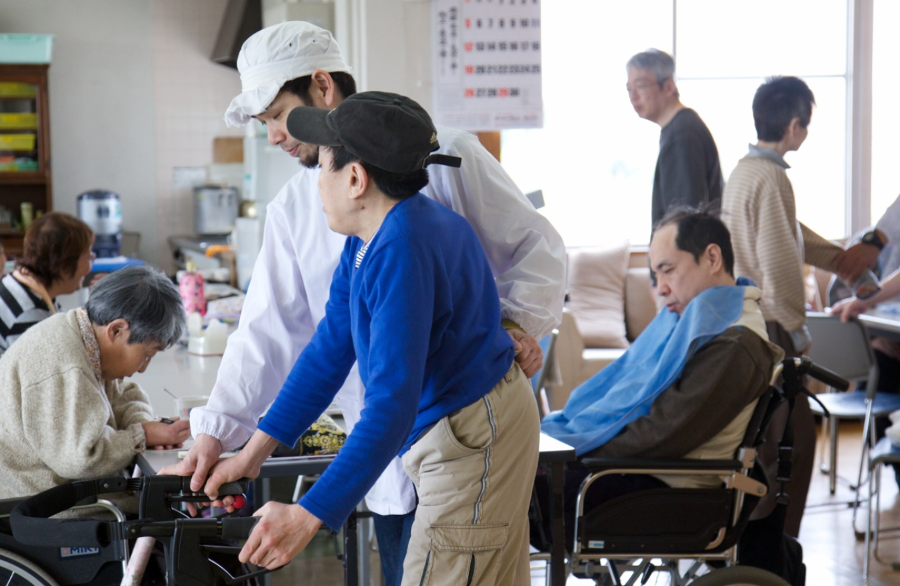障害のある方々の暮らしを支える仕事です。日常生活場面での食事、排泄などの介護を行います。