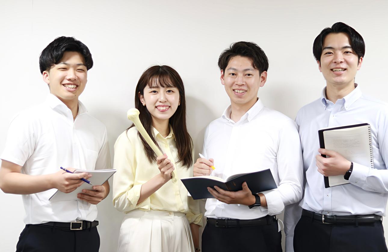 入社して最初の３か月間は、同期と一緒に机を並べて専門知識研修を受けていただきます。
分からないところを教え合いながら知識を習得します。
