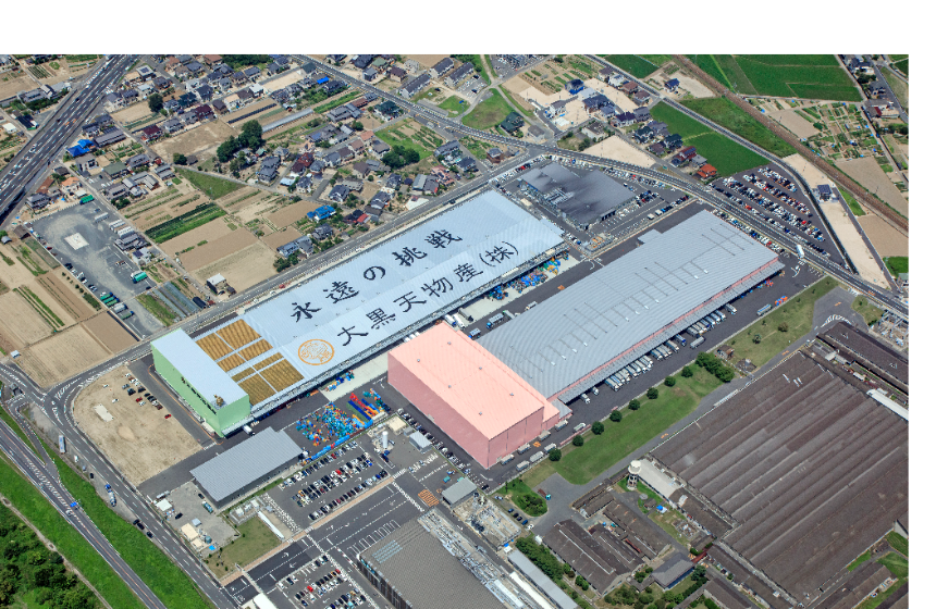 岡山にある物流RMセンターでは、店舗への商品の配送や商品の製造などを行っています。
外観には社長の心意気が刻まれています。