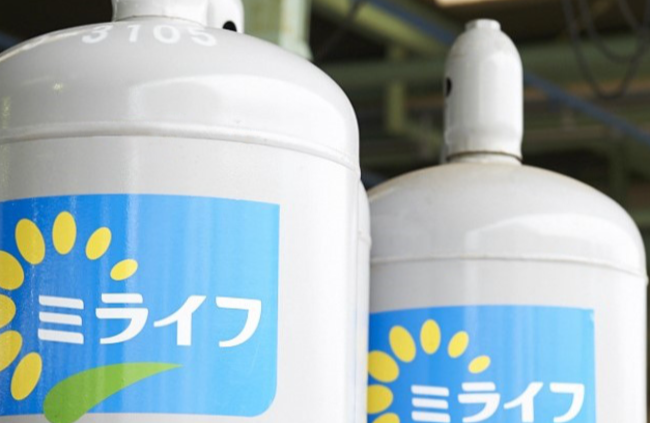 ロゴモチーフの「ひまわり」は太陽の方に向いて咲く花。太陽をお客様に見立て、常にお客様を向いて仕事をしていこうという想いを込めています