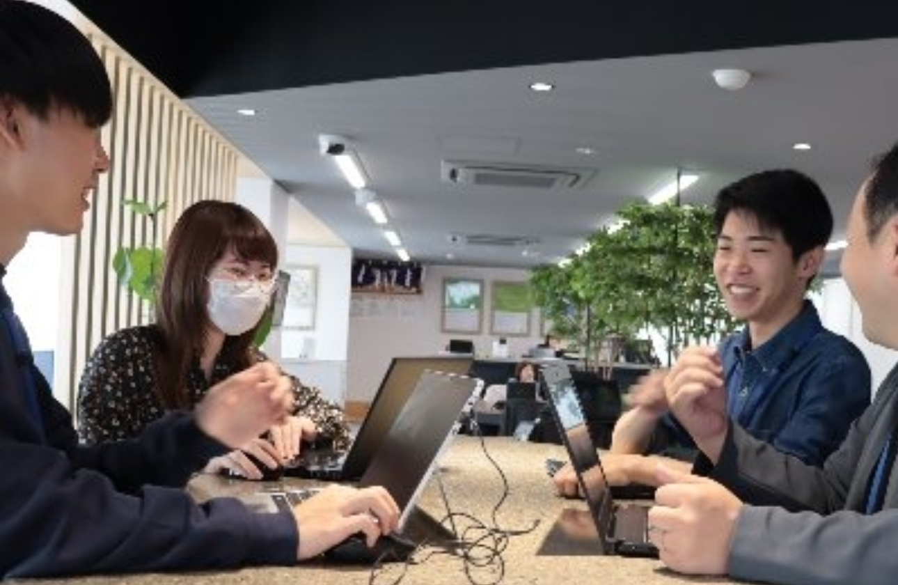 平均年齢37歳、平均勤続年数8.7年、月平均残業時間7時間。育児休業取得率は男女ともに100%で、働きやすく、成長し続けられる環境です。