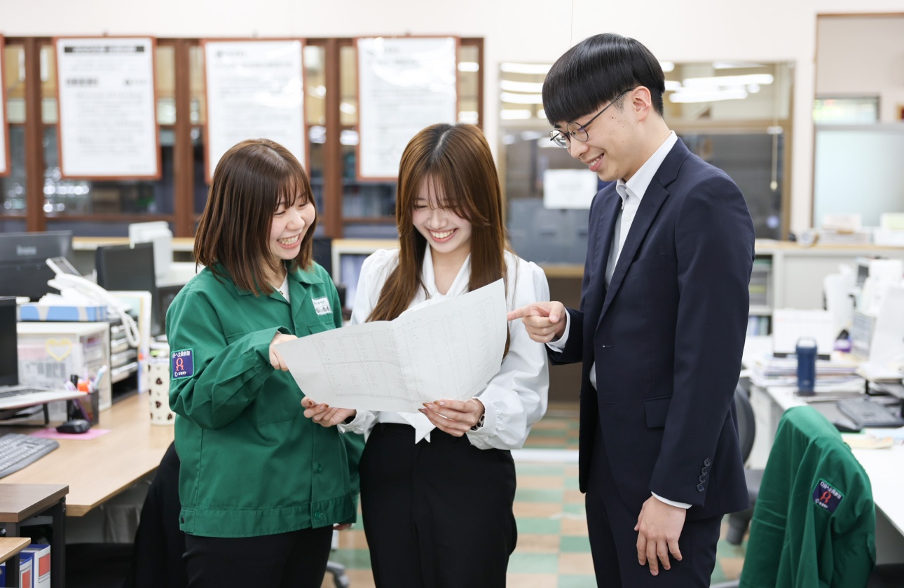 「製造業＝黙々と作業する、静かで堅い雰囲気」というイメージをお持ちなら、キヨモトのオフィスに来たらきっと驚くはずです。

私たちの自慢は、「ONとOFFのメリハリ」です。
仕事に向き合うときは、プロとして全員が真剣そのもの。目の前のモノづくりや業務にひたむきに情熱を注ぎ、集中して取り組みます。
しかし、休憩時間では、オフィスは温かい空気に包まれ、あちこちで他愛のない雑談や笑い声が飛び交う、とても風通しの良い環境です。

活躍しているメンバーの年代も20代の若手からベテランまでと幅広いですが、部署の仕切りや年代の壁は一切ありません。
プライベートの何気ないおしゃべりから仕事のちょっとした相談まで、毎日和気あいあいと賑やかにコミュニケーションを取っています。

やる時はトコトンやり、楽しむ時は全力で楽しむ。
このフラットでメリハリのある環境があるからこそ、チームワークも抜群です。この居心地の良い環境の下で一緒に働いてみませんか？