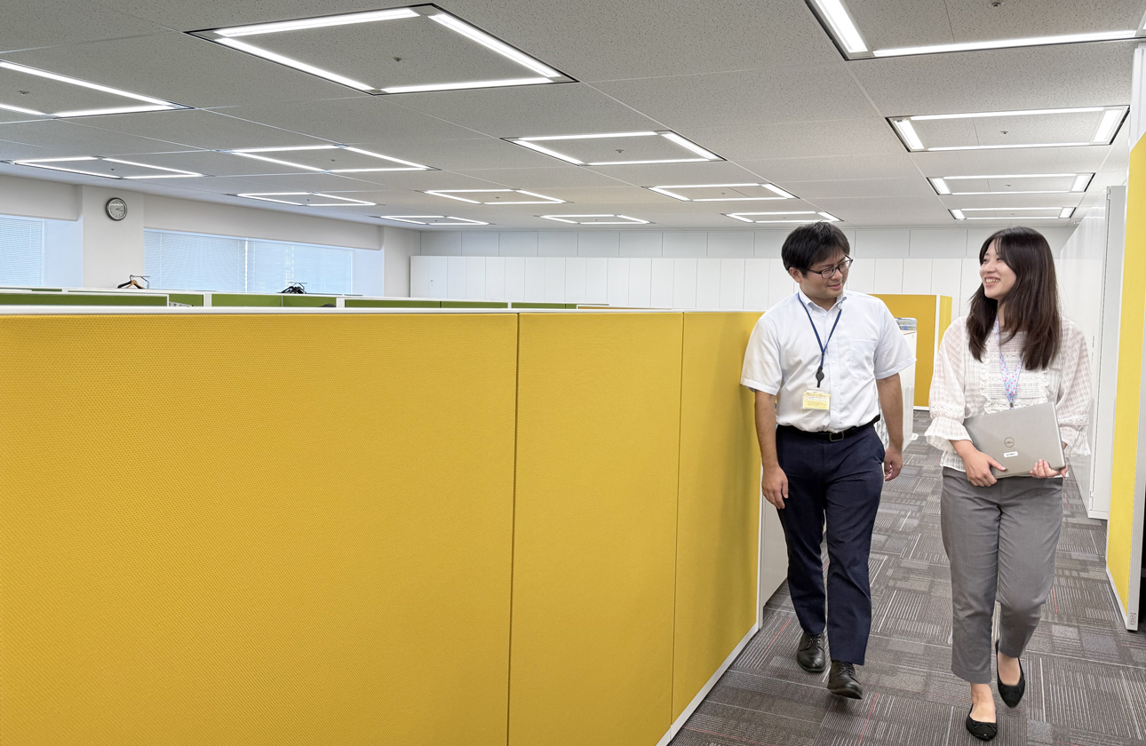 各個人のデスクがパーティションで仕切られているので集中して仕事に取り組むことができる環境です