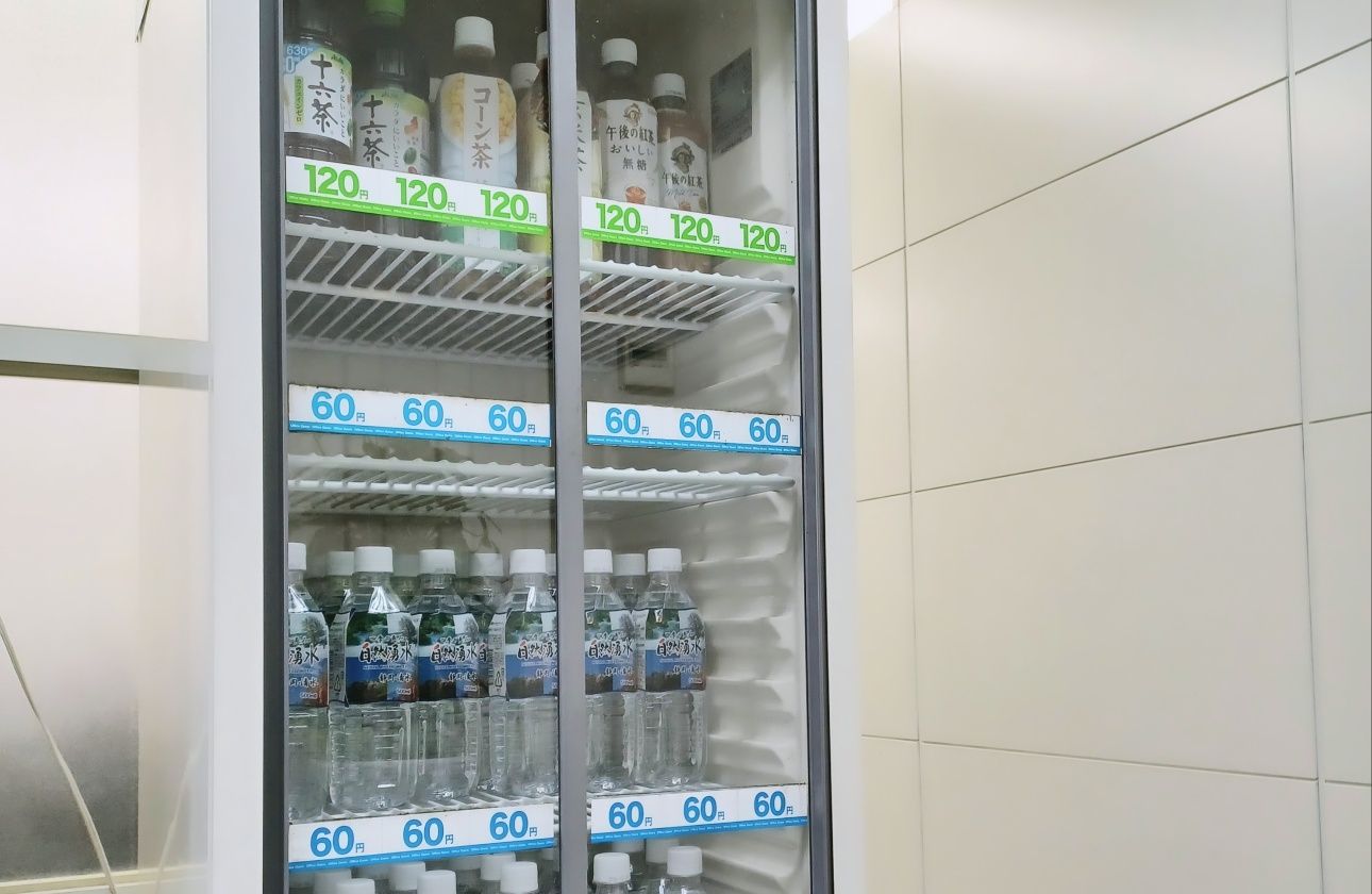 コンビニに行かずとも、社内で安い料金でドリンク購入が可能!
ドリンクの種類は補充のタイミングにより、変わります。夏になると夏らしい飲み物も…!