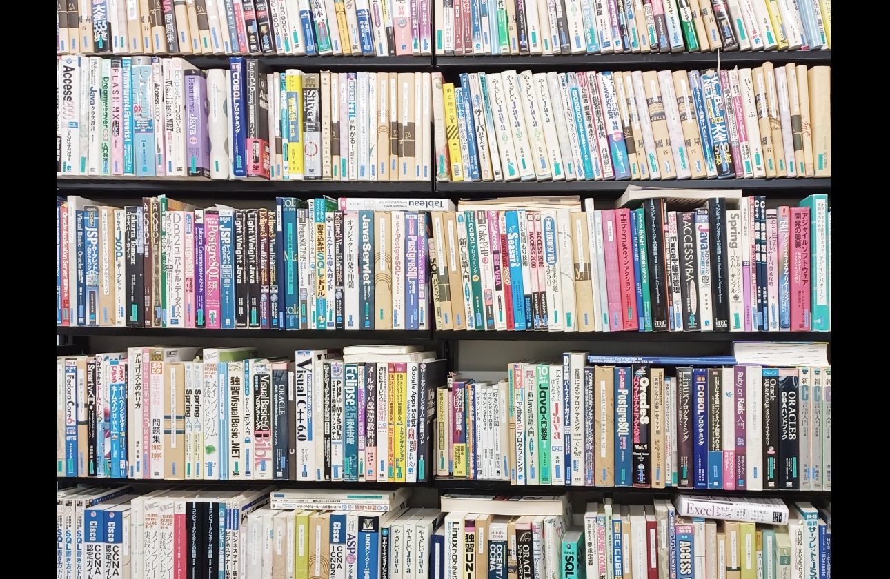 プログラミング系やサーバー、ネットワーク、ITの基礎、資格関連など様々な本があり、ここにある本は好きに利用してOKです!