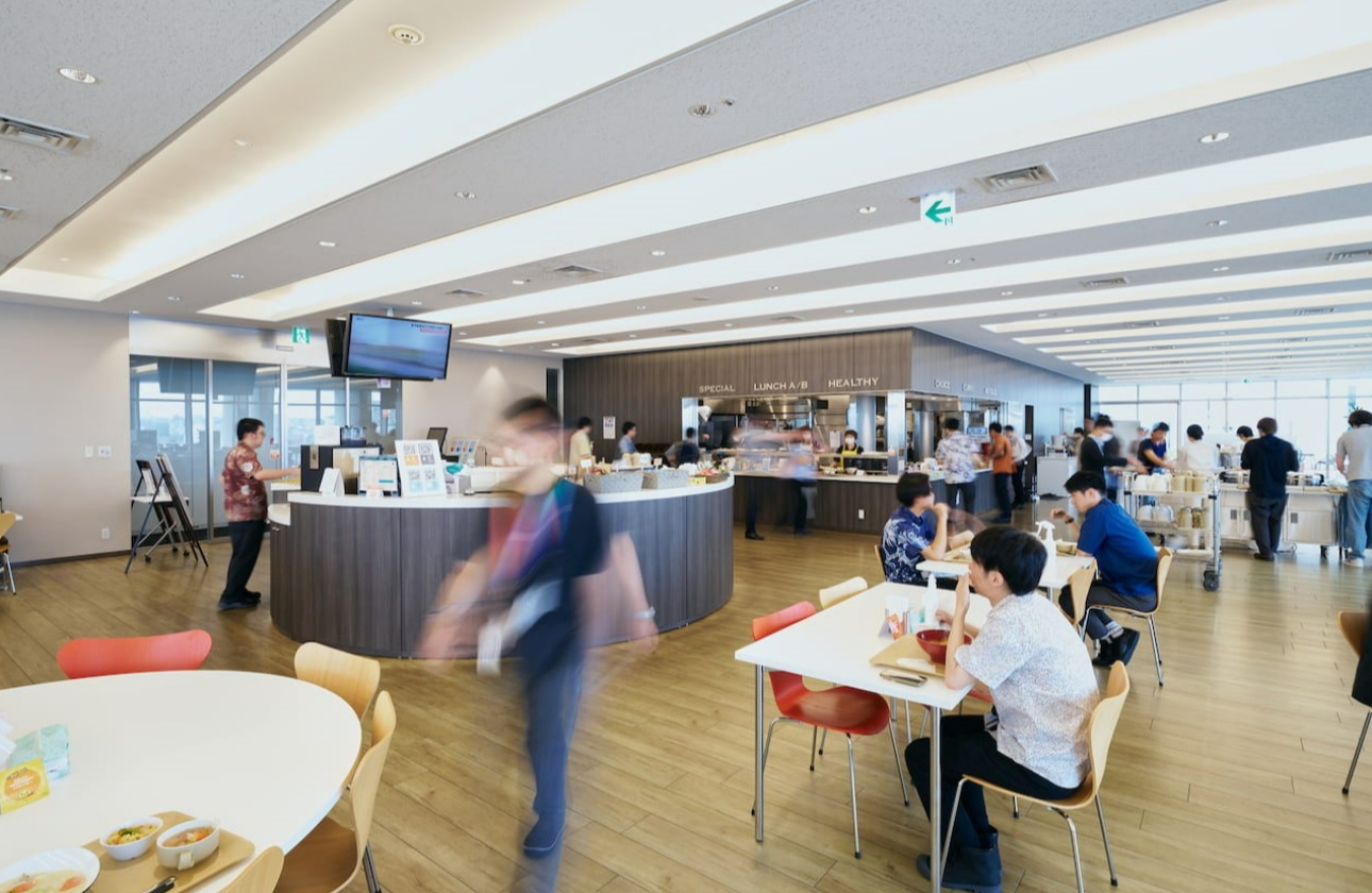 本社ビル9階に食堂があり、300～500円程度でランチをとることができます。
カフェコーナーもあり、ランチ以外の時間でも気軽に軽食やコーヒーを取って休息することができます。