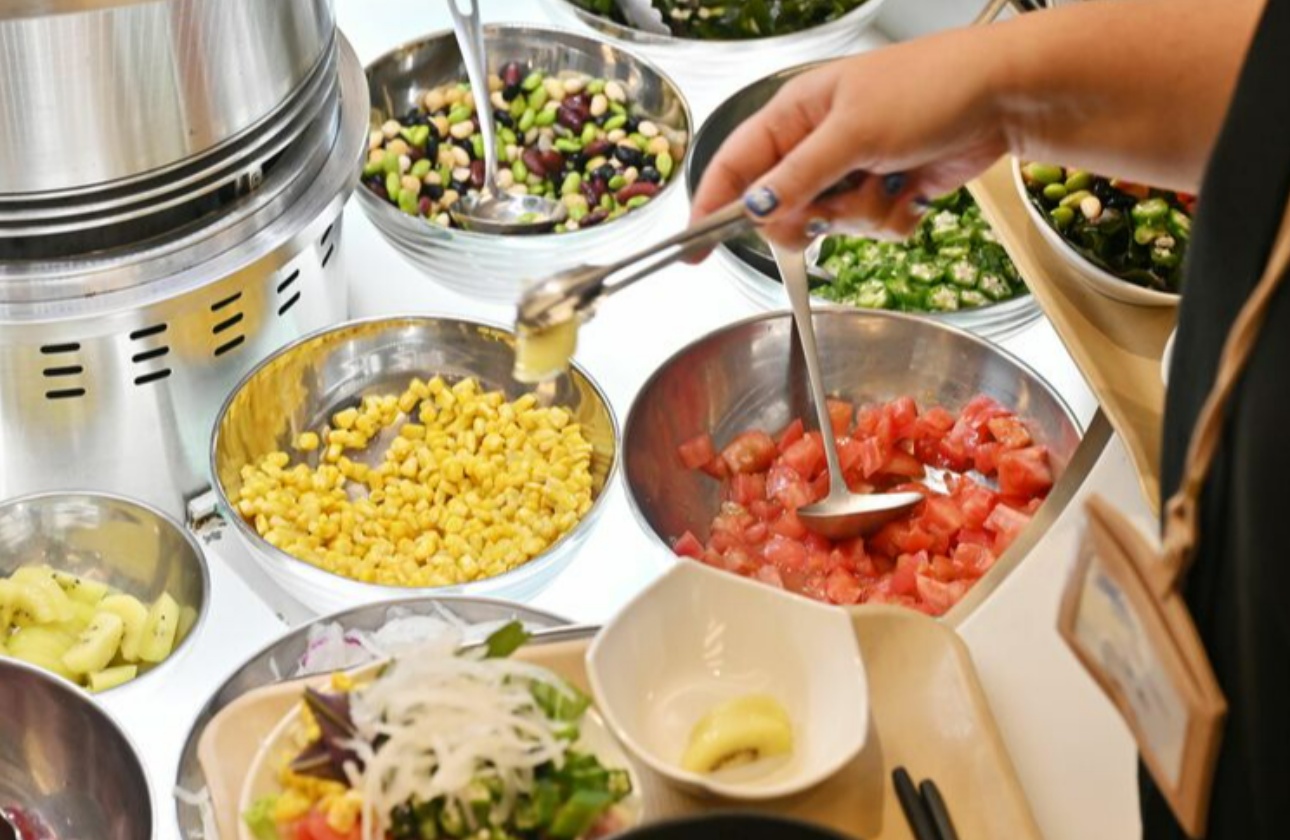 日替わりメニューが充実しており、飽きることなく毎日社食を楽しめます。
サラダバーもあり、不足しがちな野菜をしっかり摂取できます。