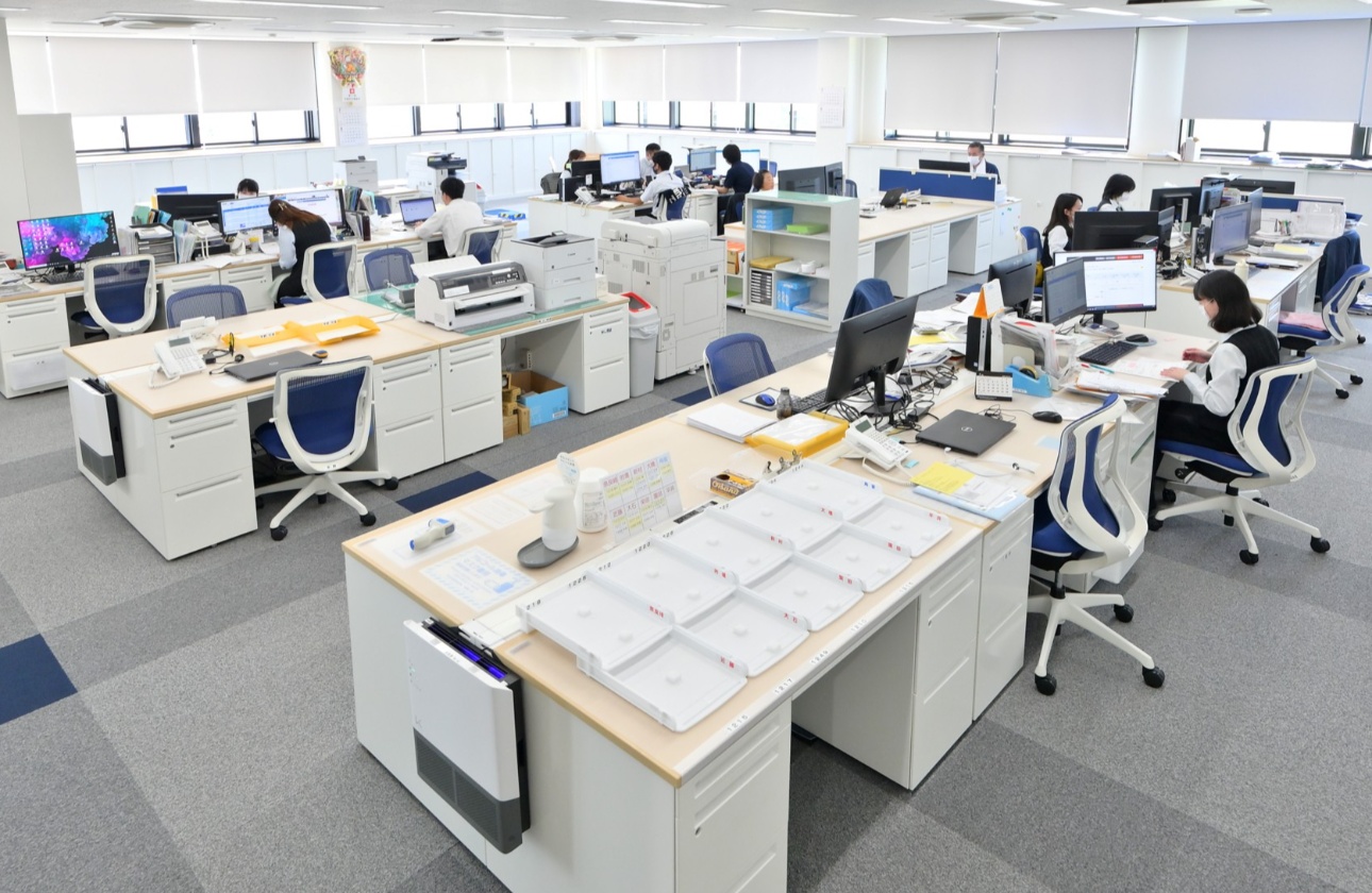 社内は、部署や年齢に関係なく声をかけやすい、風通しの良い職場です。
営業職と営業事務職は二人三脚で仕事を進め、先輩とも席が近いため、分からないことがあれば都度相談しやすく、丁寧に教えてもらえる環境です。
営業職には、スマートフォン、持ち出し用ノートパソコン、営業車両など、営業活動に必要なツールが貸与されており、安心して業務に取り組めます。
営業事務職は、受注から売上までの流れが整理された販売管理システムを使用しています。作業状況が把握しやすく、検索機能も充実していますので、新入社員でも無理なく覚えることができます。
フロアには冷蔵庫、ウォーターサーバー、電子レンジ、コーヒーメーカーなどを備えたりリフレッシュルームがあり、業務の合間の気分転換に利用ができます。社員同士のちょっとした交流の場としても役立っています。