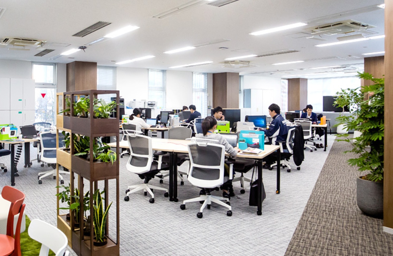 東京オフィスには、全社員の約3分の1にあたる約130名が在籍しています。プリンター、ミシン、オーダーグッズなど、全事業の営業担当をはじめ、マーケティングや管理部門のメンバーが4フロアにわたって勤務しています。本社と同様にフリーアドレス制を採用しており、部門を越えたコミュニケーションが活発な、風通しの良い職場です。