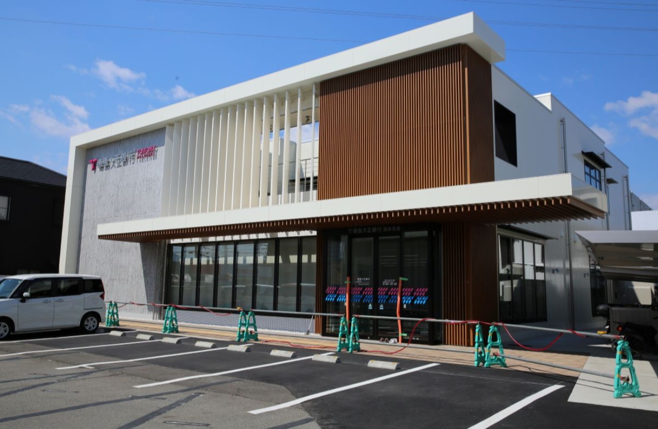2025年に新築した国府支店では、高断熱・高効率の省エネルギー仕様を採用し、「ZEB Ready」の認証を取得。太陽光発電設備やEV急速充電設備を導入するなど、環境に配慮した店舗づくりを進めています。
また、2階には地域の方が利用できる「地域開放スペース」を設置。銀行としての機能だけでなく、地域に開かれた場所としての役割も担っています