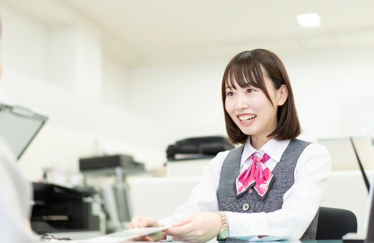 徳島大正銀行は「セミセルフ」を導入していて、タッチパネル・カードリーダー・QR/バーコードリーダーなどを使って、伝票レス・印鑑レスで手続きを進められる仕組みを導入しています。