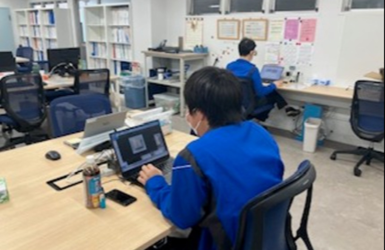 研究オフィスは完全フリーアドレスなので、好きな場所で作業ができます。
すぐ近くに上長や先輩がいるため、質問や相談もしやすい環境です。