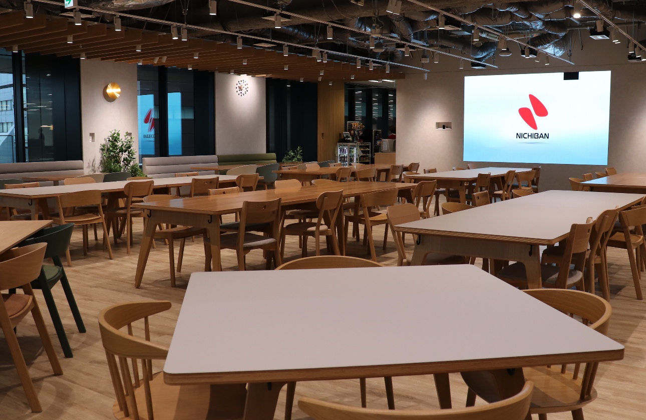 ランチはここTerraceで！
終業後もイベントを行ったりと、社員のコミュニケーションの場になってます。