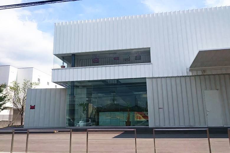 松屋が大切にしているのは、「人の喜びを自分の喜びにする」という考え方。
店舗では社員やアルバイトという立場に関係なく、互いに声を掛け合い、感謝を伝えることを大切にしています。仕事中だけでなく、BBQやサンクスフェス、誕生日のお祝いなど、仲間とのつながりを深める機会もあります。取材の中で語られたのは、社員を「第二の家族」と考える文化。
困ったときに支え合い、うれしいことは一緒に喜ぶ。そんな人間関係の中で、安心して挑戦し、成長していける会社です。