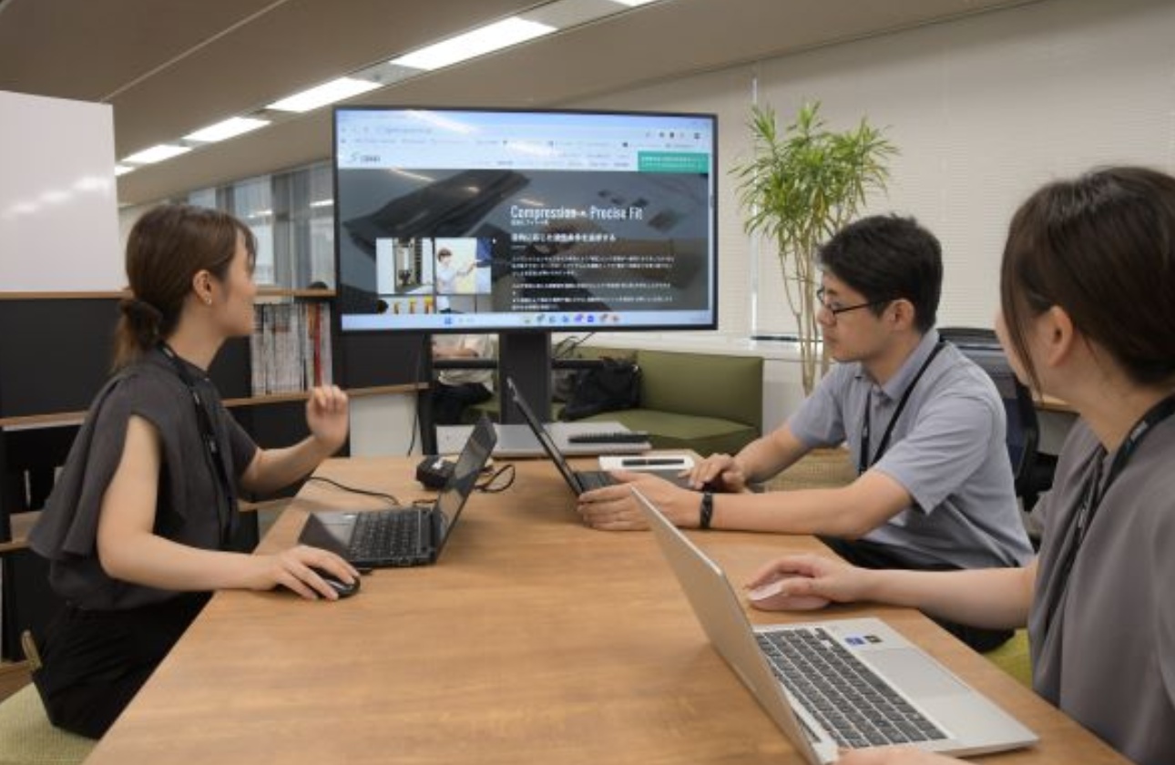 大型モニターを使ったミーティングや、
チームでのブレスト（アイデア出し）など、自由な発想が生まれる場所。
ちょっとした雑談から、新しいアイデアが生まれることもあります。