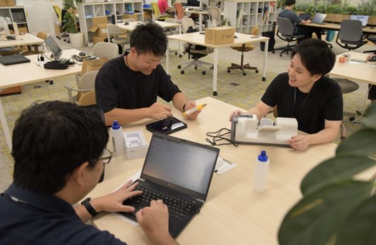 製品を広げて作業したり、複数人で打ち合わせをしたりと、使い方は自由自在。
部署を越えたコラボレーションが自然と生まれる場所です。

