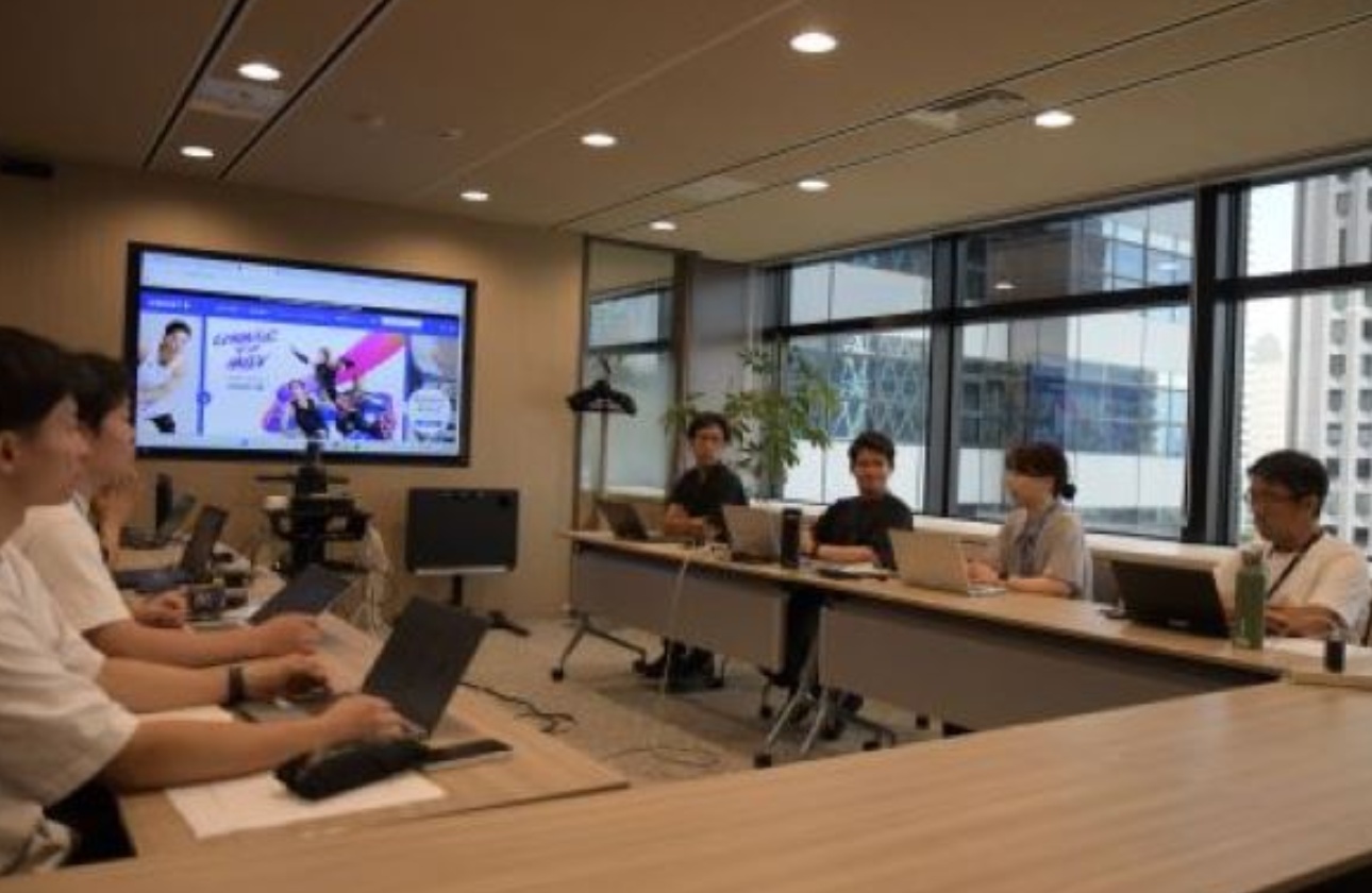 すべての部屋にモニターとマイク付きスピーカーを設置し、WEB会議にも対応しています。
社内システムから簡単に予約でき、社内外の方との円滑なコミュニケーションを支えています。

