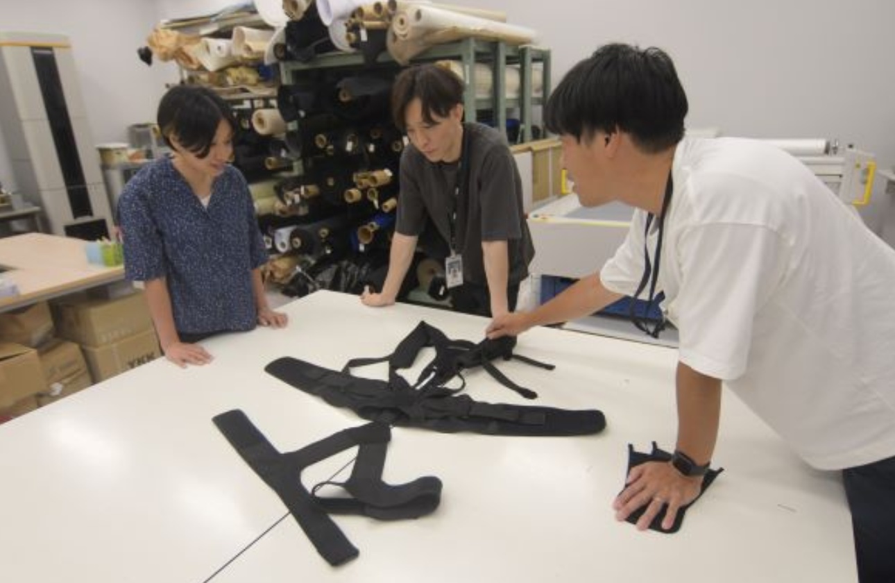 生地の自動裁断機やミシンを使い、サポーター製品などの試作品づくりが行われています。