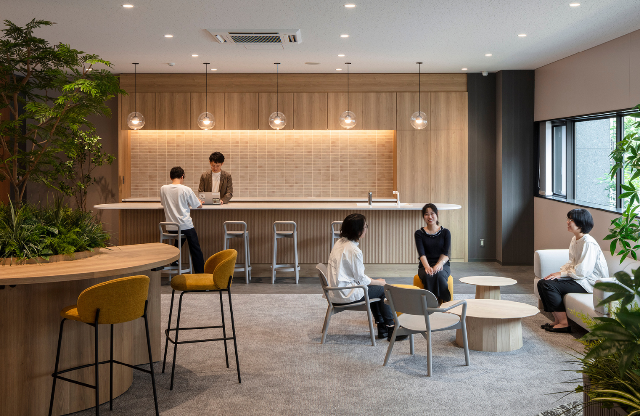 社員が高いパフォーマンスを発揮できるよう、オフィス環境の整備に投資しています。各拠点には業務に集中できる執務スペースと、チームでの円滑なコミュニケーションを促すオープンなエリアを完備しています