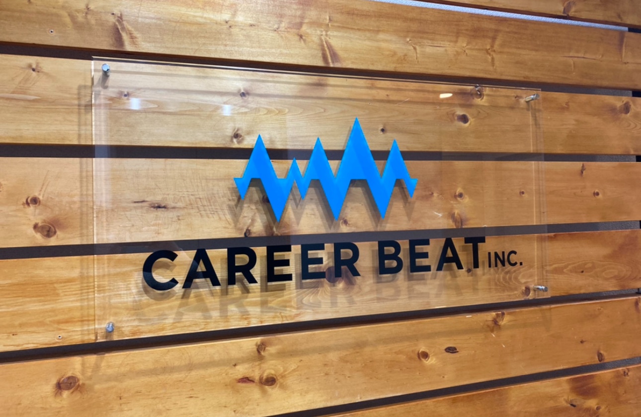 JR・東京メトロ各線「秋葉原」駅からほど近い本社。木の温もりのあるウォールに「CAREER BEAT」のロゴを掲げ、来訪されたお客様をお迎えします。