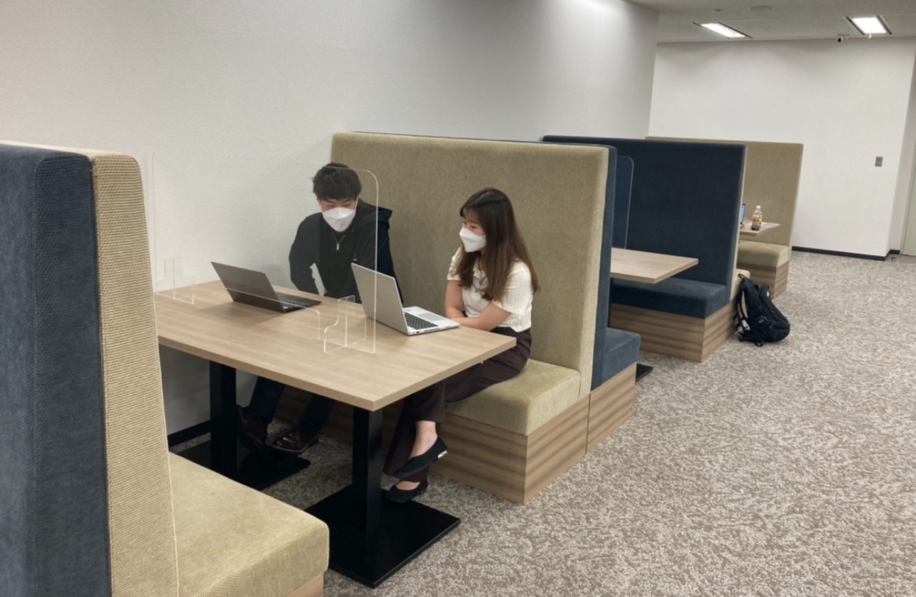 仕事の合間にひと息つける、カフェのようなボックス席やラウンジ。ソファやグリーンを配し、メンバー同士の何気ない会話や、部署を越えた交流が生まれる場所です。