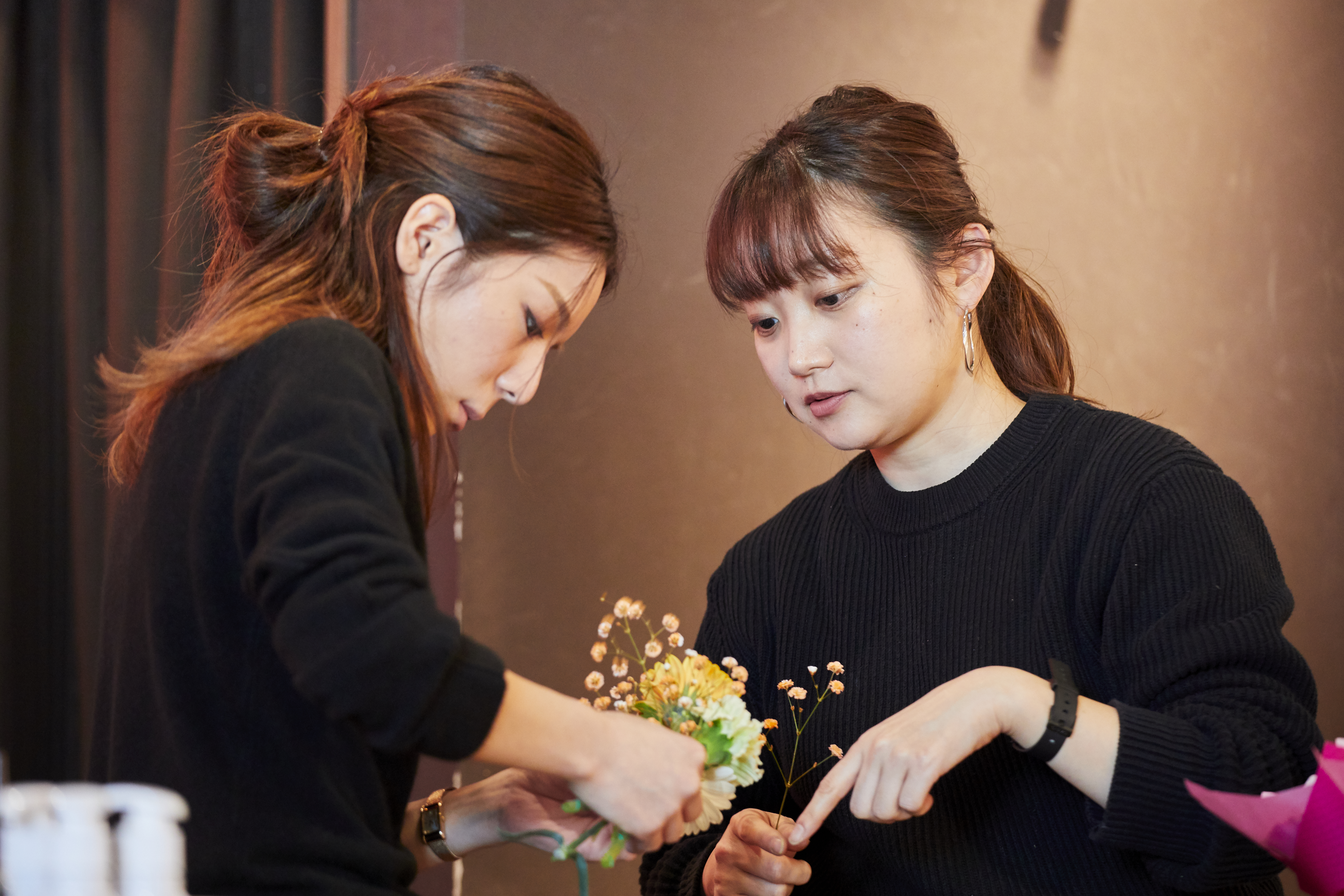 karendoでは、20代のうちから経営の全機能に挑戦することができます。
店舗運営だけでなく、商品開発、人事、SNS運営、新店舗開発、海外調達など幅広い仕事に携わることが可能です。年次ではなく、挑戦する姿勢を評価する文化があり、若いうちから大きな裁量を持って働くことができます。