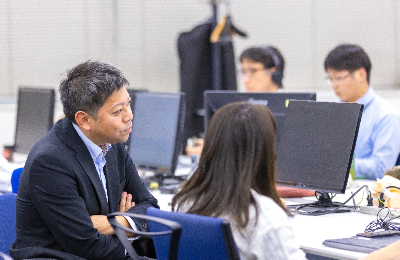 弊社では座席のフリーアドレス制度を導入しております。
OJTトレーナーや、その日の業務で関わりがある人の近くなど、フレキシブルな座席変更によって、社内コミュニケーションを円滑にしています。