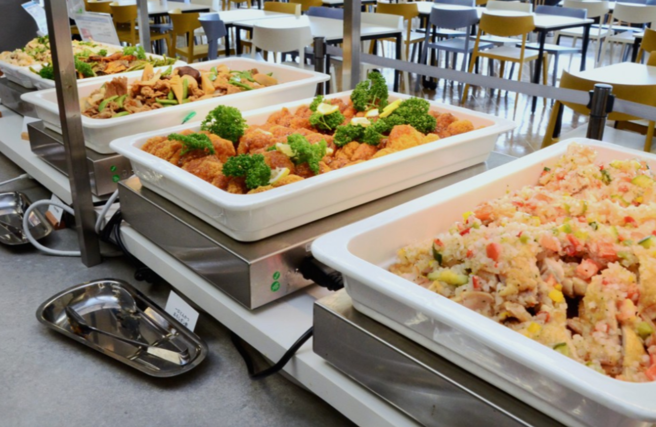 東京本社の社員食堂では、毎週金曜のランチタイムに、デリ（量り売りお惣菜ビュッフェ）が提供されています。
そのほか、数種類のやカレーライス、麺類もお手頃価格で食べることができます。