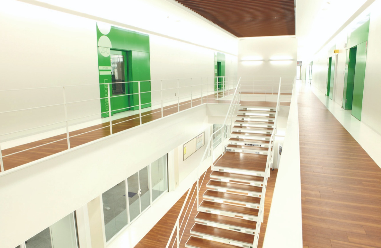 当社グループの将来を担う新技術および新規高付加価値製品開発の中心拠点で、明るく開放的な環境です。