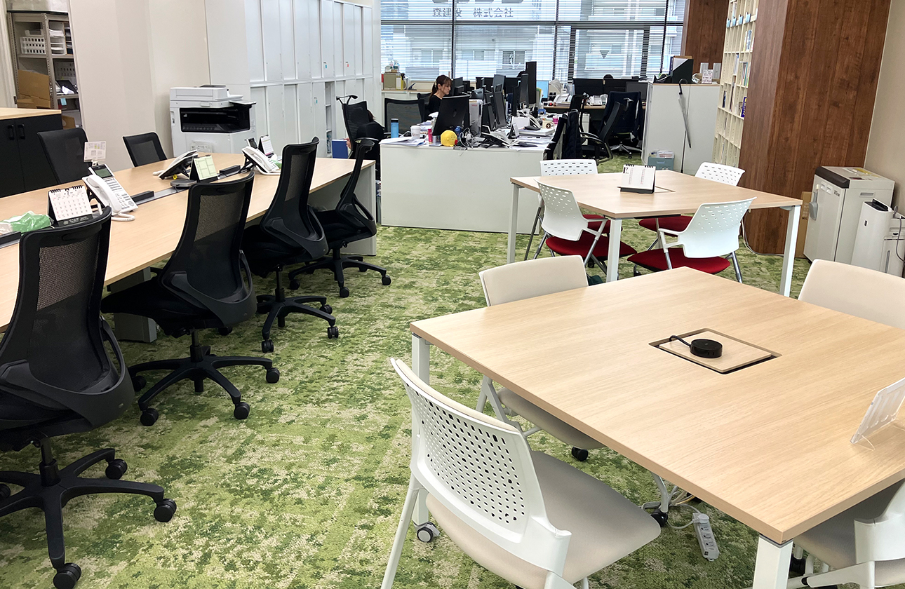 大阪本社は、気分や仕事内容に合わせて席を選べるフリーアドレス制。社長や上司のおすすめ本を借りられる「大倉ブック」もあり、自然と学びを深められる環境です。大阪城を眺めながら、のびのび働けるオフィスです!