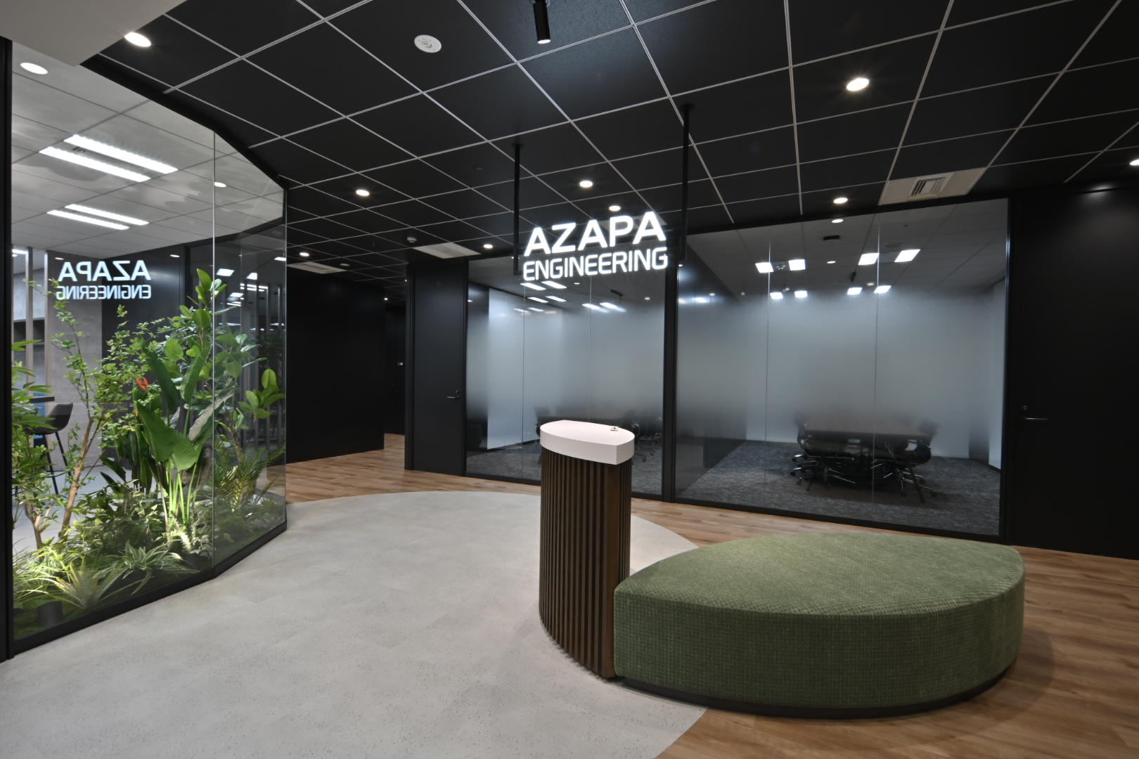 AZAPAエンジニアリングのコーポレートカラーであるグリーンを基調とし、会社のロゴやオリーブをモチーフにしたチェアを配置することで、自然との調和や成長への想いを表現しています。来訪者の方々にリラックスしてお過ごしいただけるよう、開放感と温かみのある空間づくりを大切にしています。