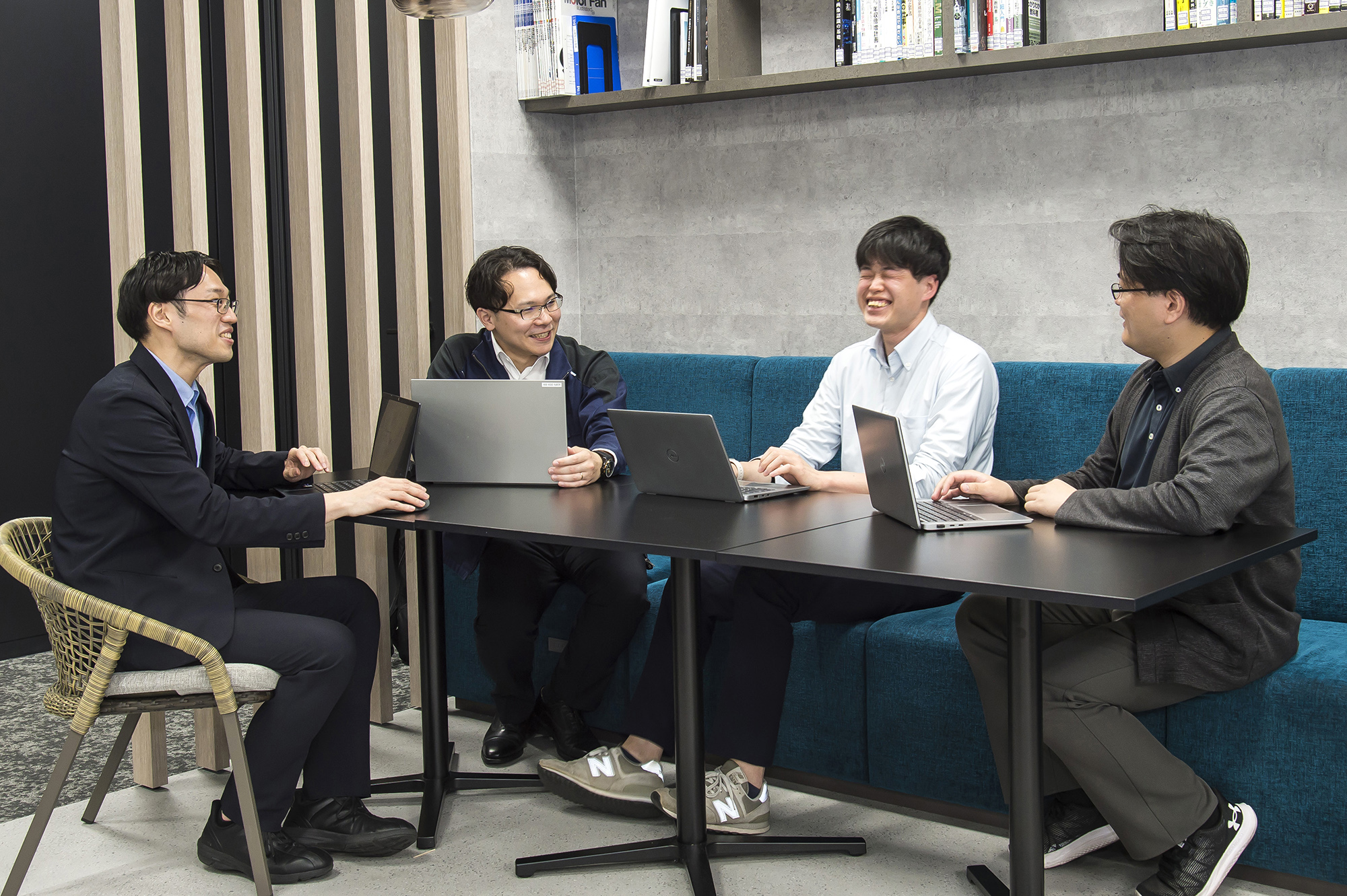 社員同士が気軽に意見交換できるコミュニケーションスペースです。打ち合わせやアイデア出しはもちろん、部署やプロジェクトの垣根を越えた交流の場としても活用されています。カフェのような落ち着いた空間づくりを意識しており、リラックスした雰囲気の中で活発なコミュニケーションが生まれています。