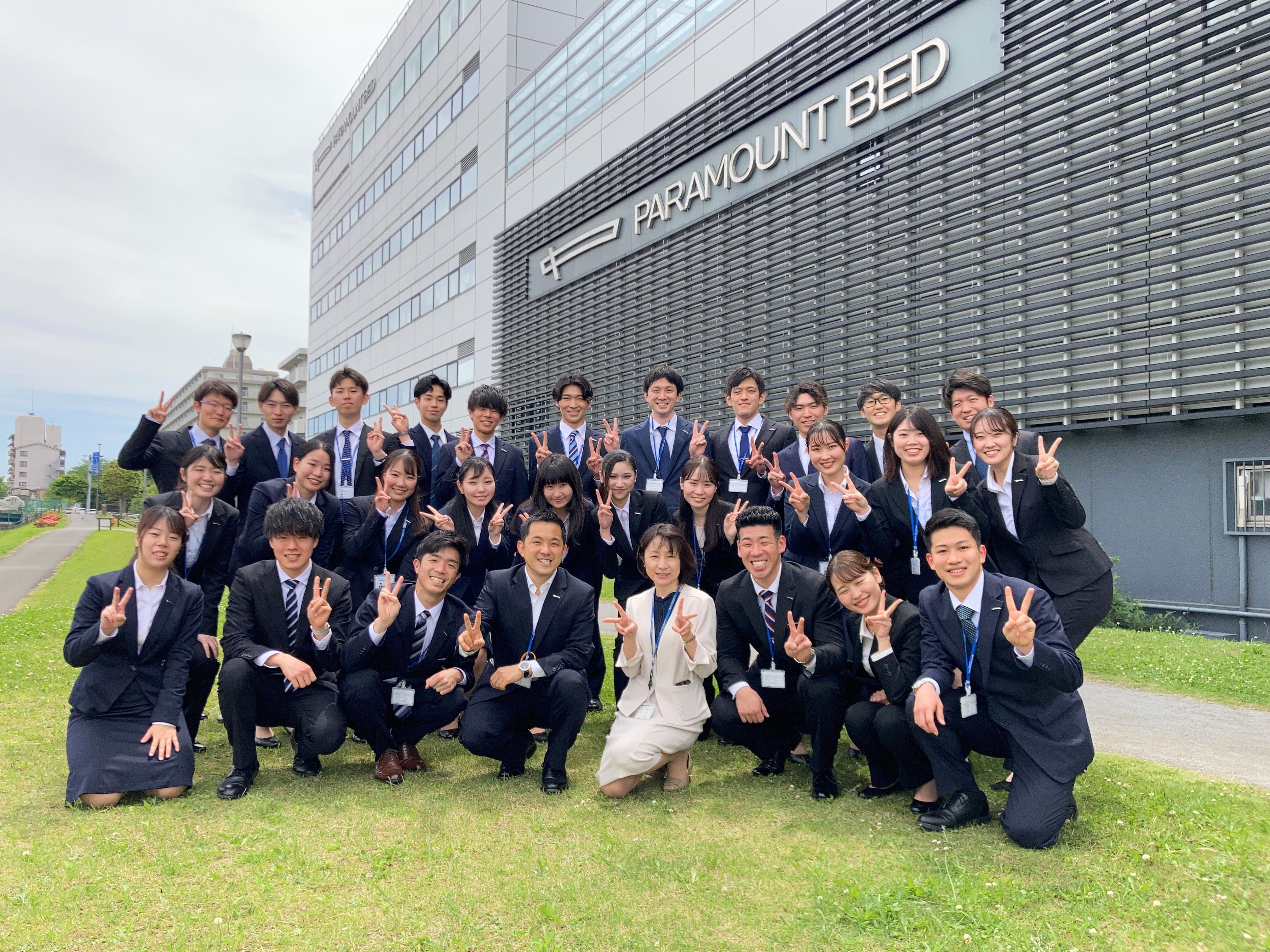 入社後には約1.5か月の集合研修があります。営業、技術、生産など各職種合同で、ビジネスマナーや事業内容の理解を研修で学び、配属に向けてビジネスの基礎を身につけてもらいます。
※写真は研修最終日、本社前で撮影した写真です。