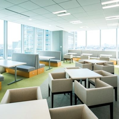 社員が気軽に利用できるリフレッシュルームを完備しています。
休憩や気分転換の場として活用されており、メリハリをつけて働くことができます。