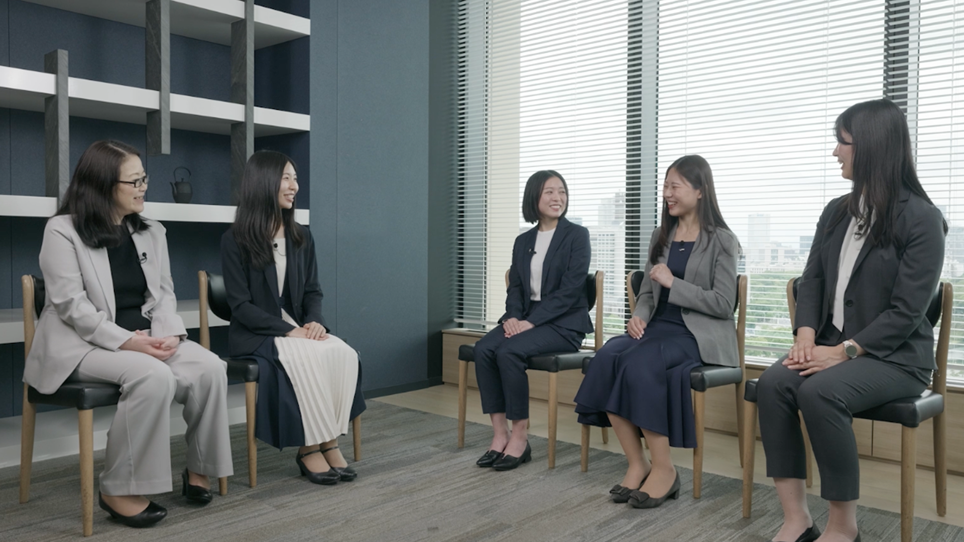 【合同会社デロイトトーマツ／ファイナンシャルアドバイザリー】　女性職員座談会のサムネイル